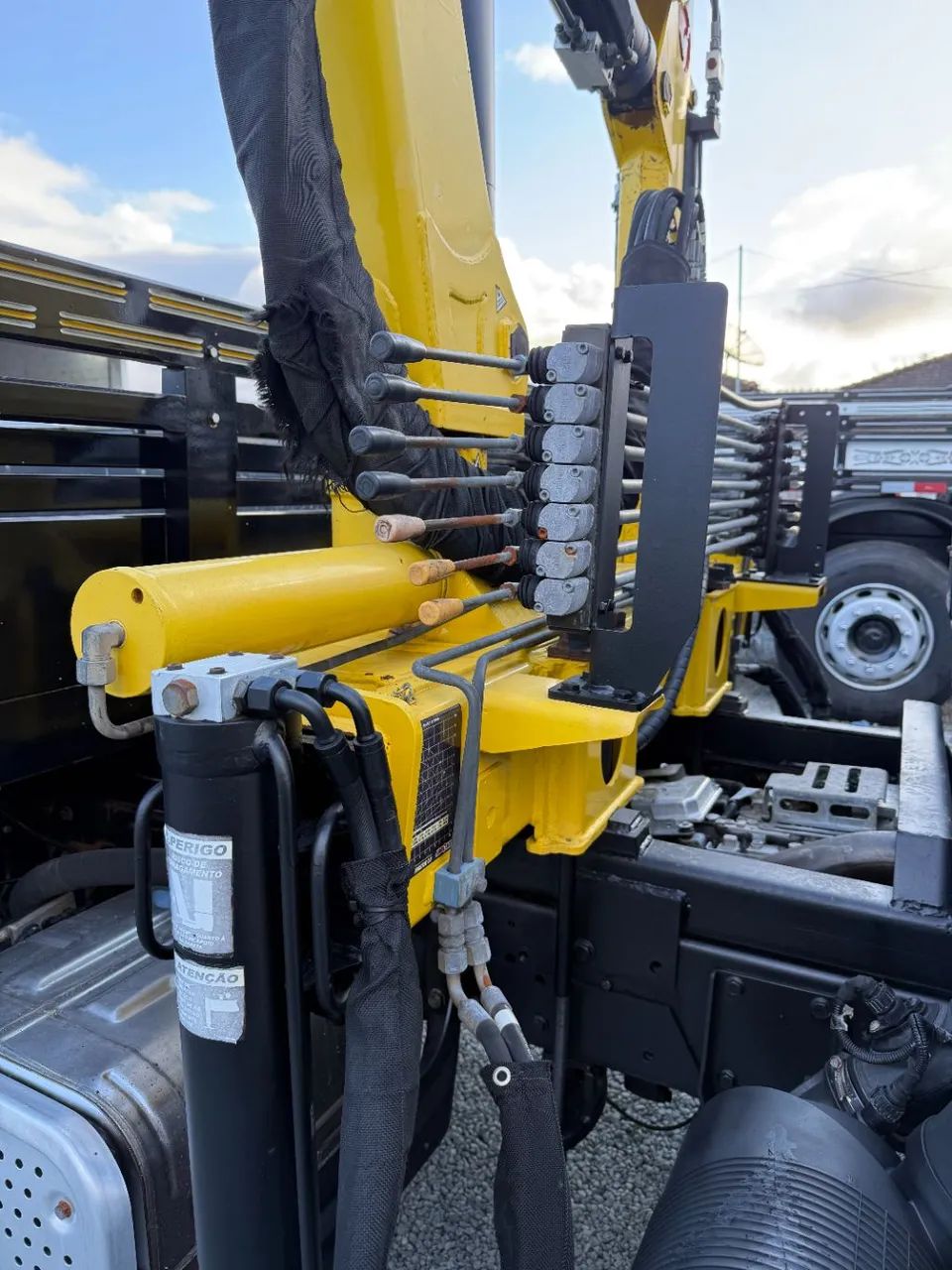 Accelo 1316 Munck 7.500 Com Carroceria  - Foto 10