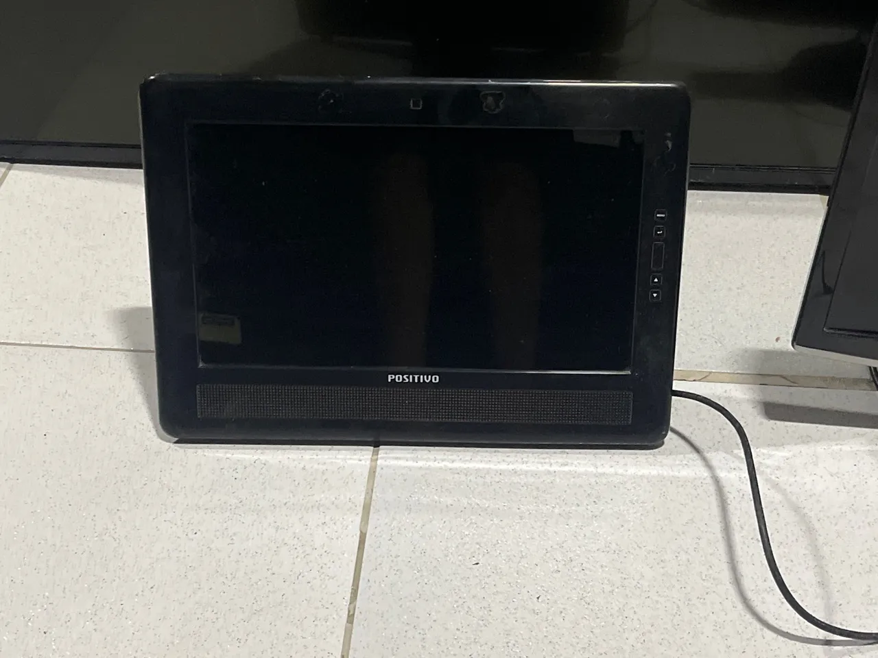 Monitor positivo e monitor LG (com defeito)