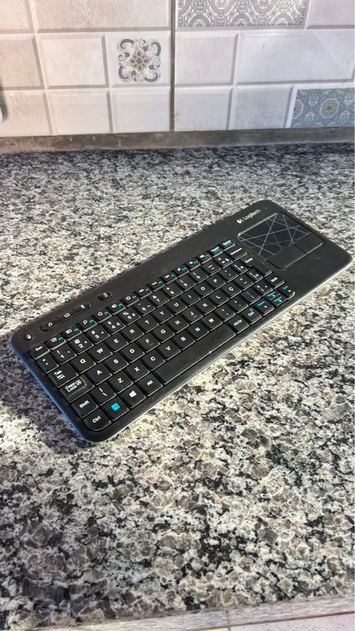 Teclado Logitech com Touchpad - Ideal para Home Office