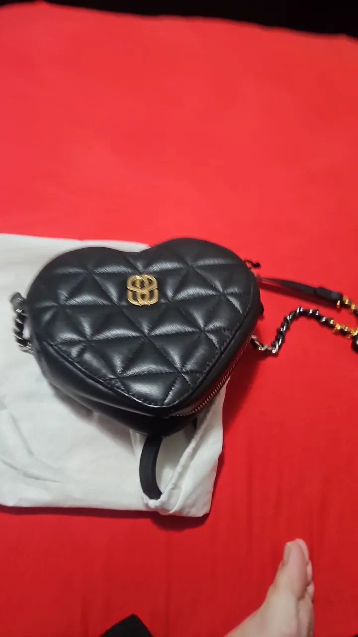 Bolsa Schutz Coração Preta com Detalhe Dourado