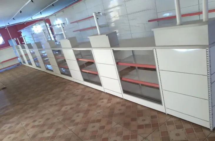 Balcão de atendimento de 12M c/suporte para computador e c/vitrine 
