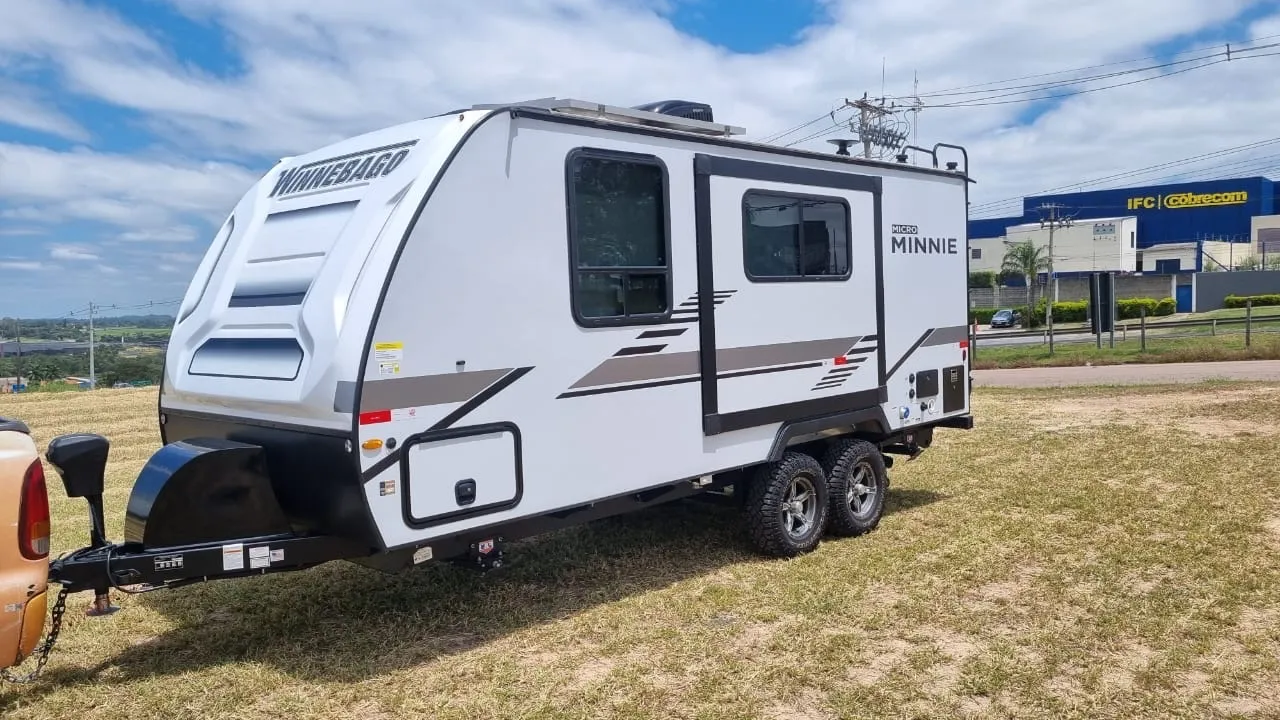 Trailer Winnebago 2106 com 1.000 km