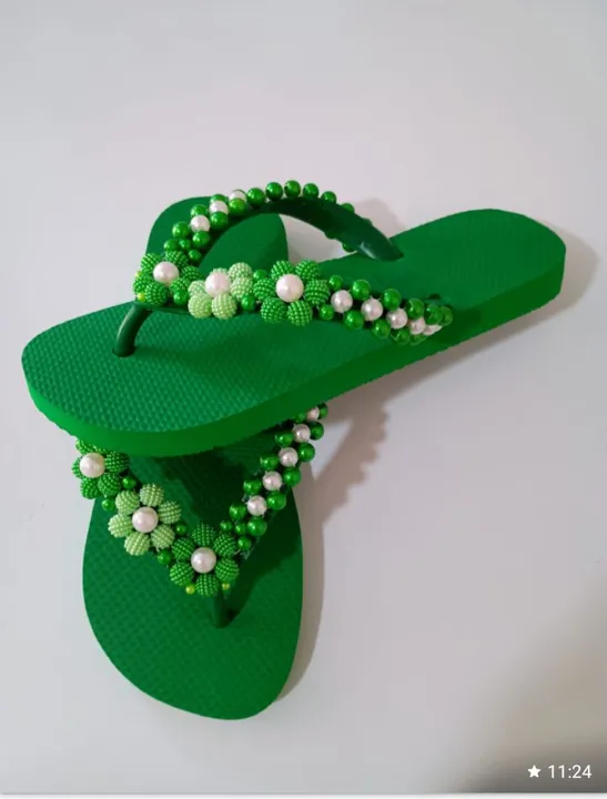 Chinelos decorados com Pérolas trabalho artesanal, tamanhos variados...