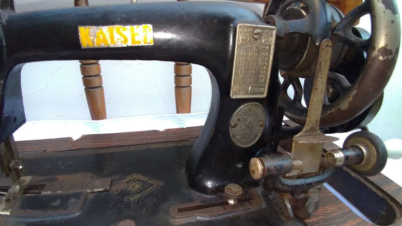 Máquina de costura Kaiser Antiga - Decoração Vintage