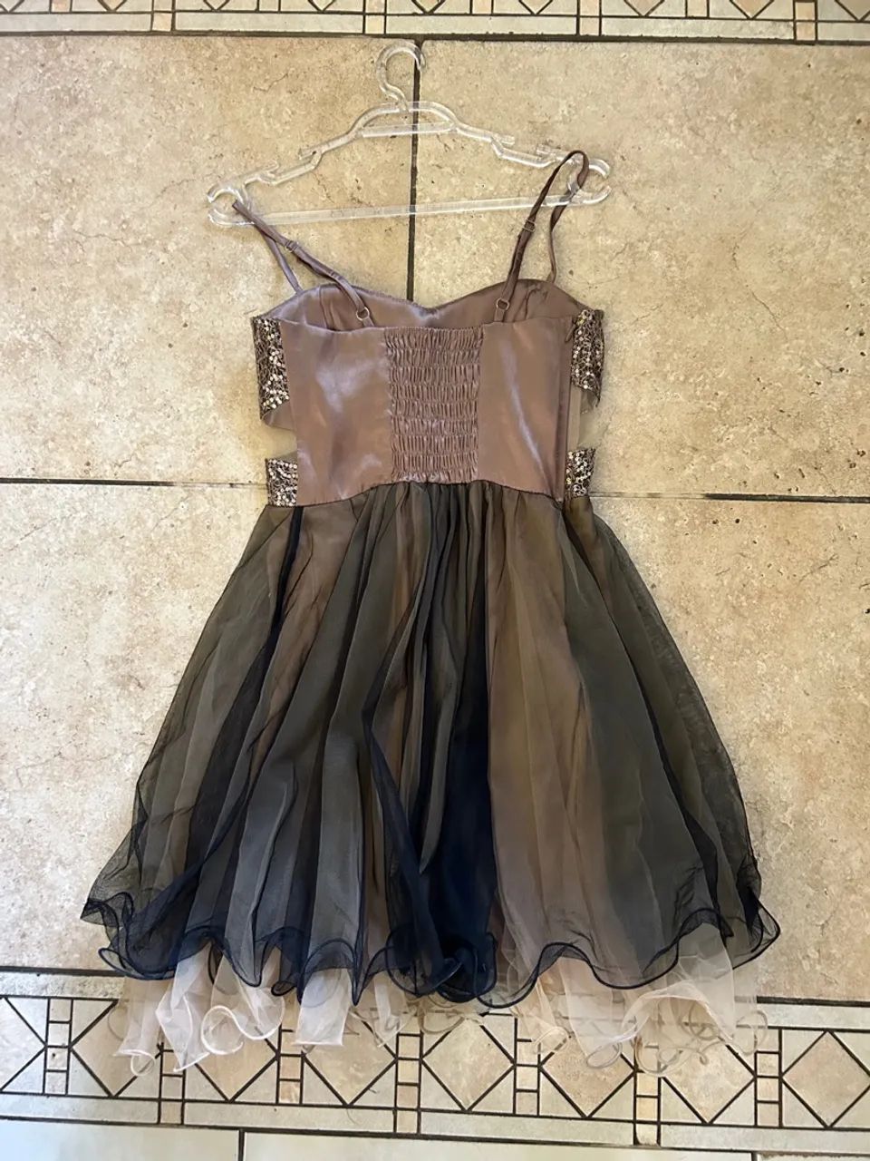 Vestido lindo! Cor da moda e brilho! - Foto 2