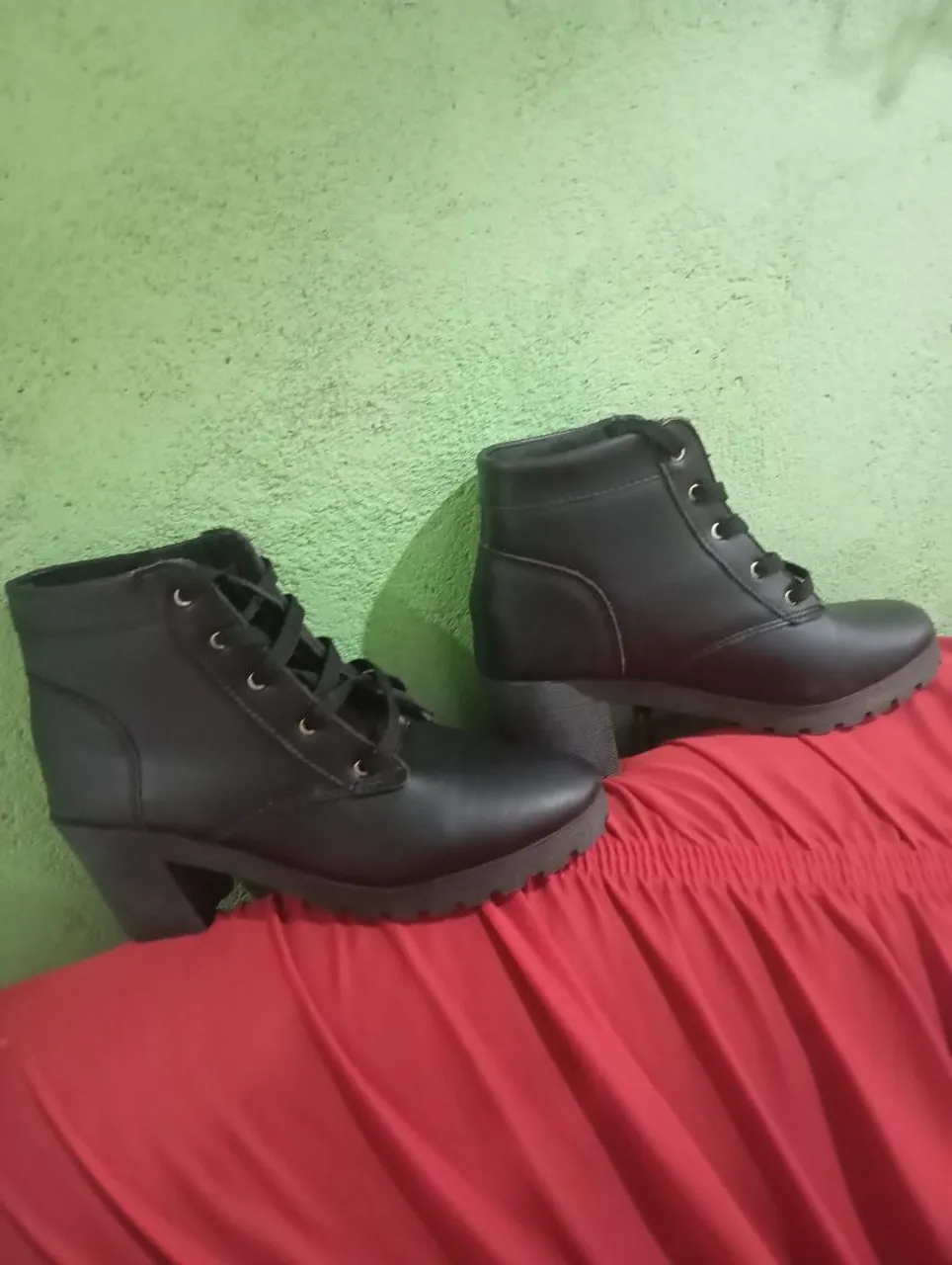 Uma belíssima bota semi-nova número 36 o valor para vender r$ 100
