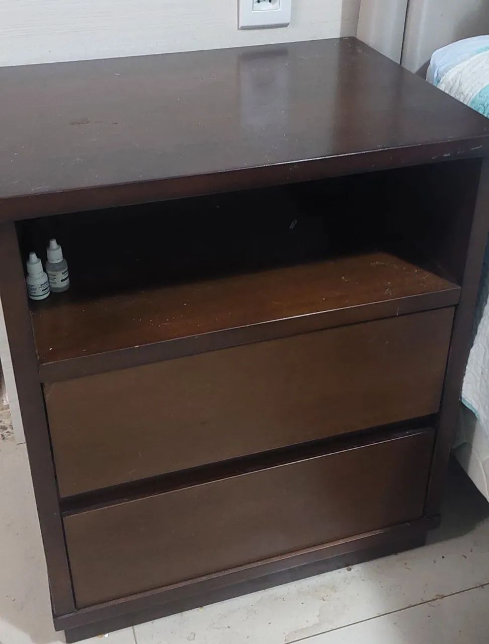 2 Mesas de cabeceira de madeira 64209947344897121