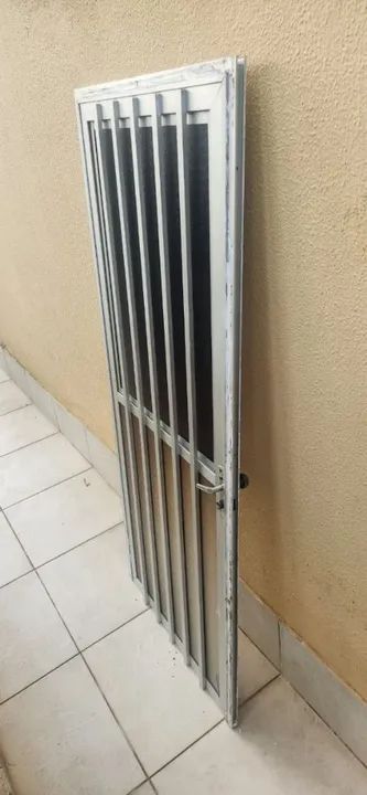 Porta de Alumínio com Grade - Foto 3