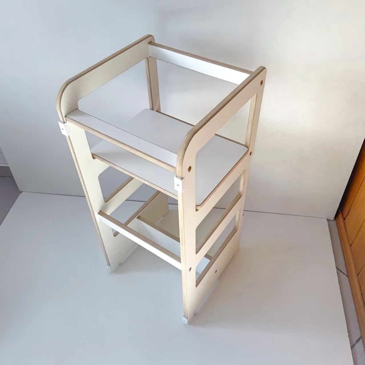 Torre de alimentação montessoriana