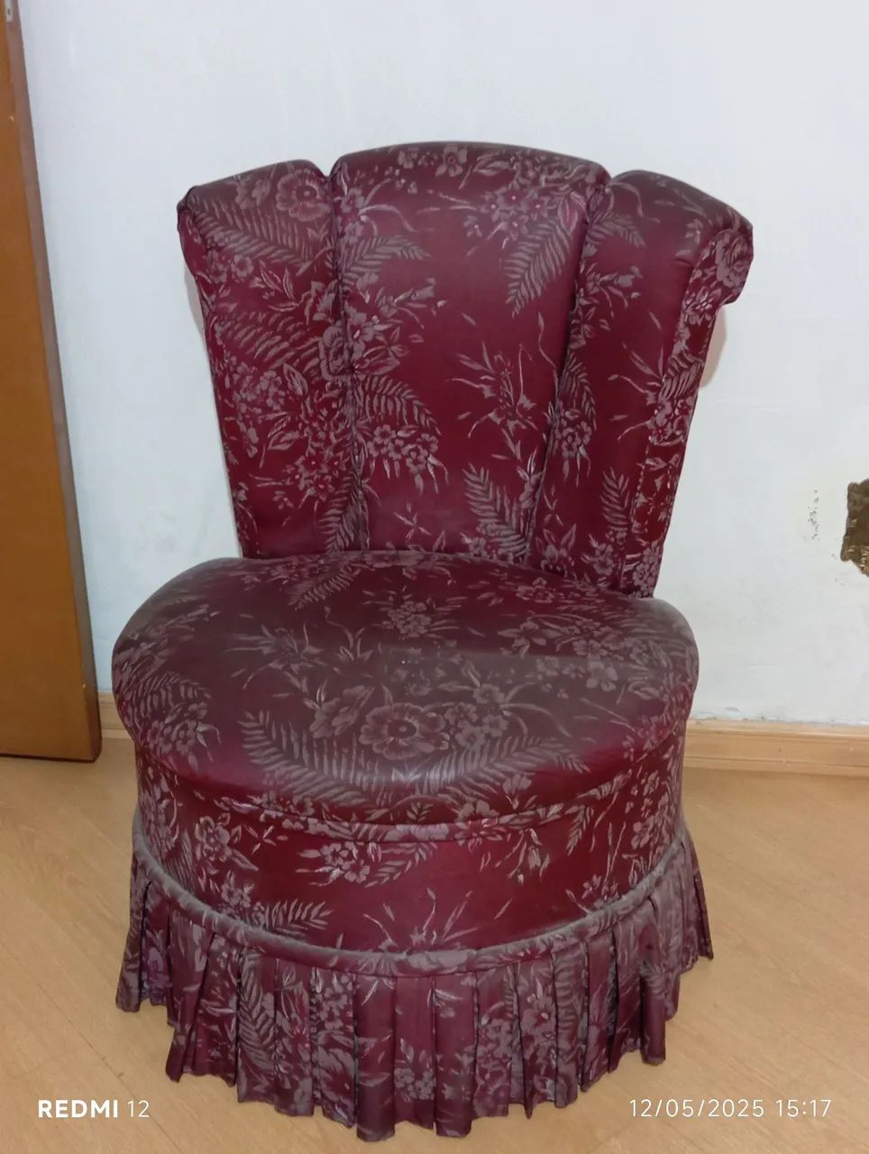 Poltrona vintage em tecido floral