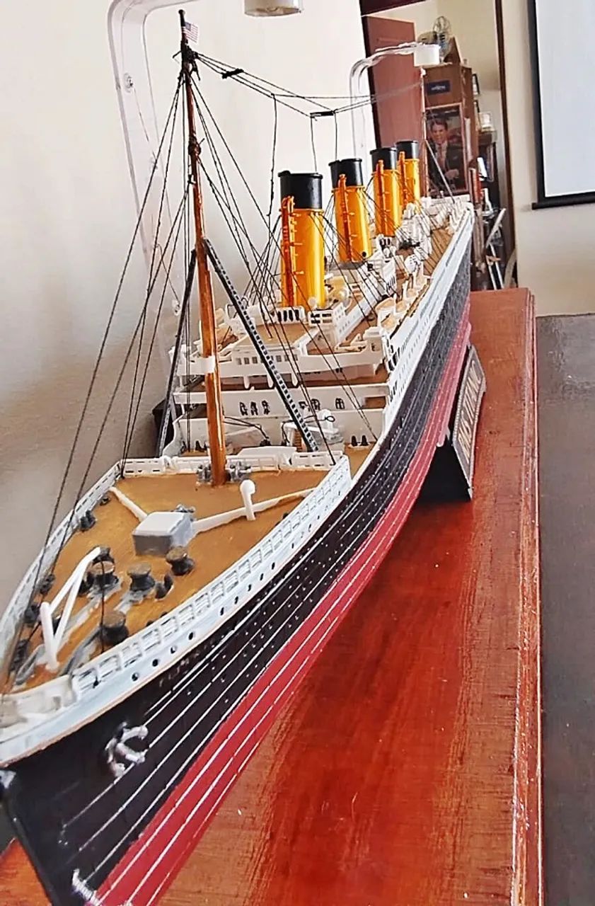 RMS Titanic Revell 1/400 Montado com Cupula e iluminado interno e externo.