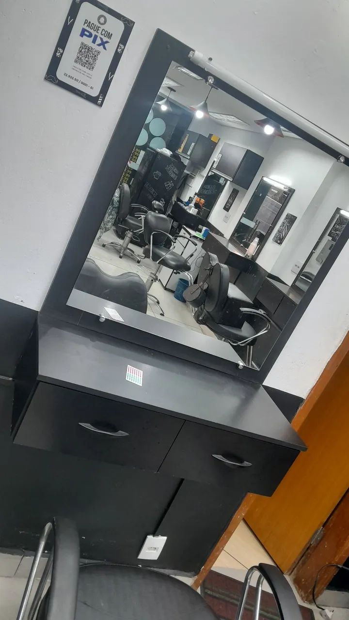 Espelho e uma cadeira  reclinavel para Salão de Beleza