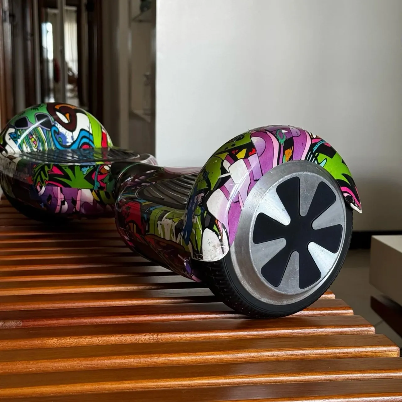 Hoverboard com design colorido e moderno