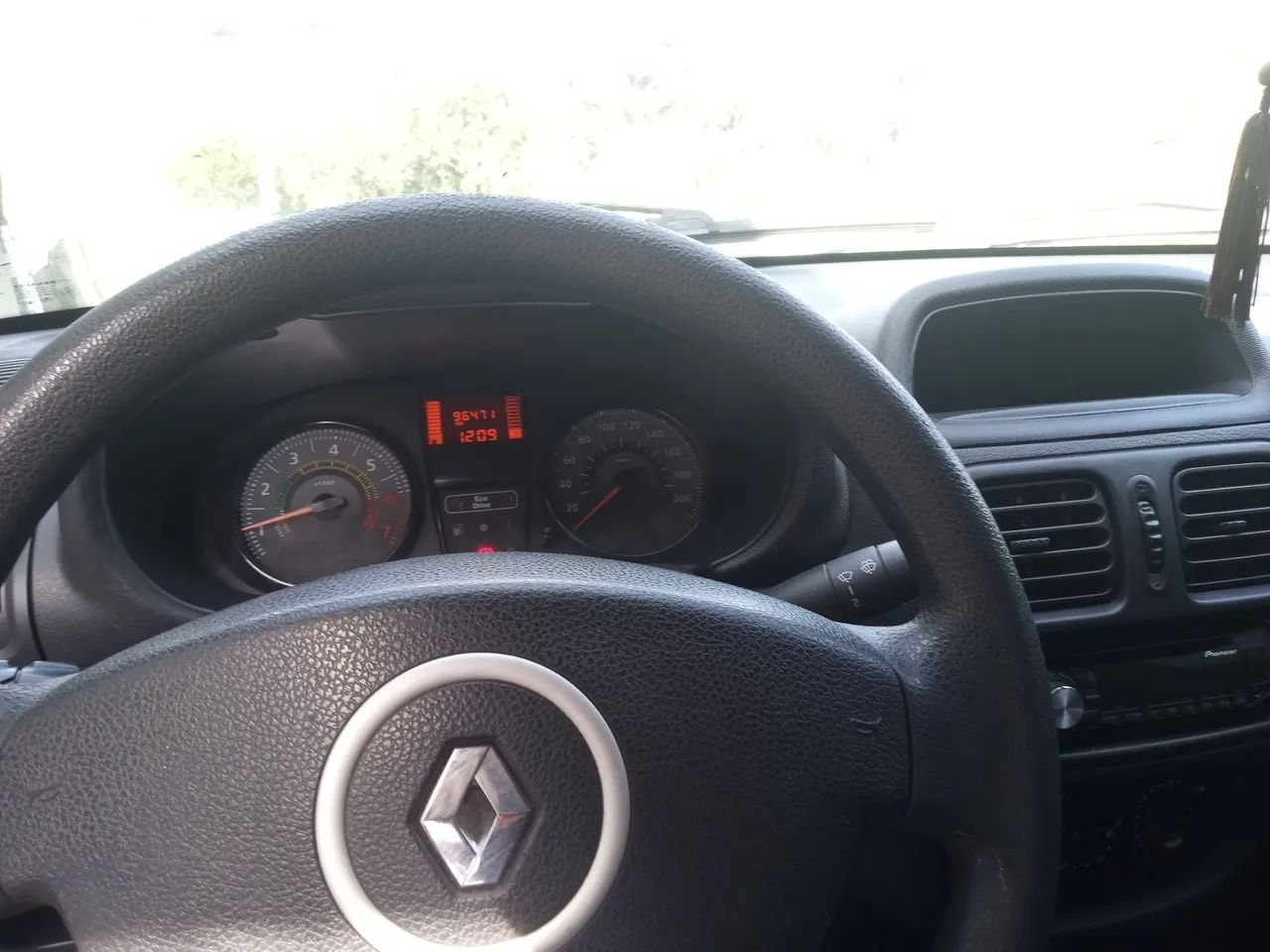 Clio 2015 baixo km segundo dono ,aceito troca maior valor,acima de 2016 - Foto 4