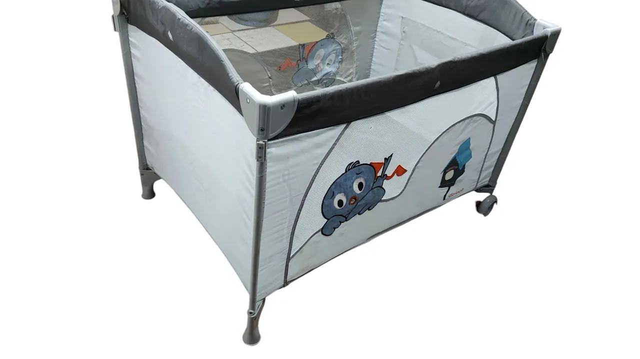 Berço Portátil Infantil Cinza com Desenho