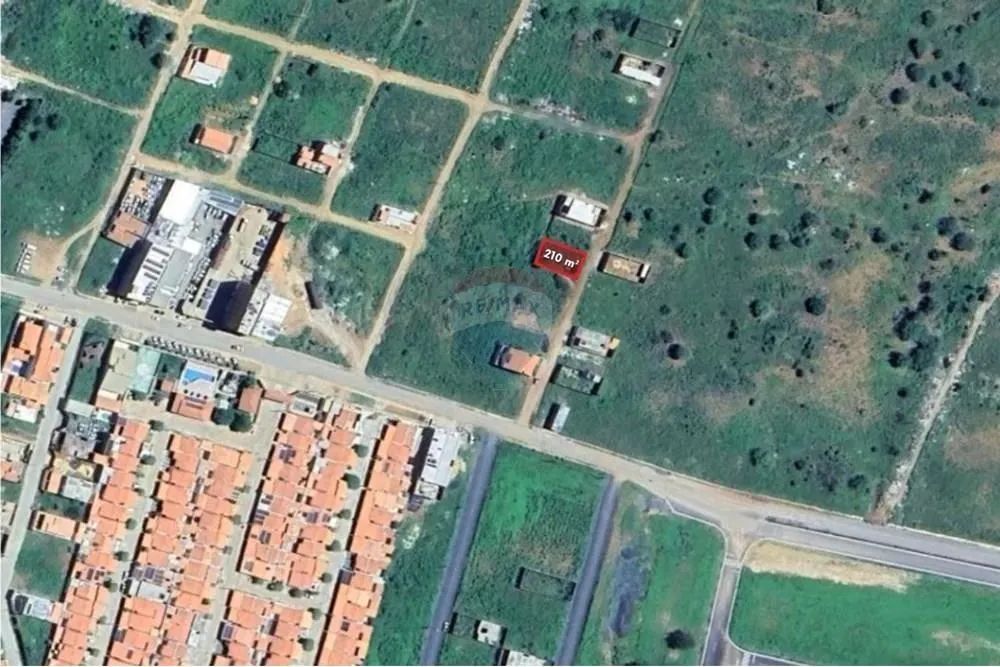 Terreno de 210m² em Área Promissora
