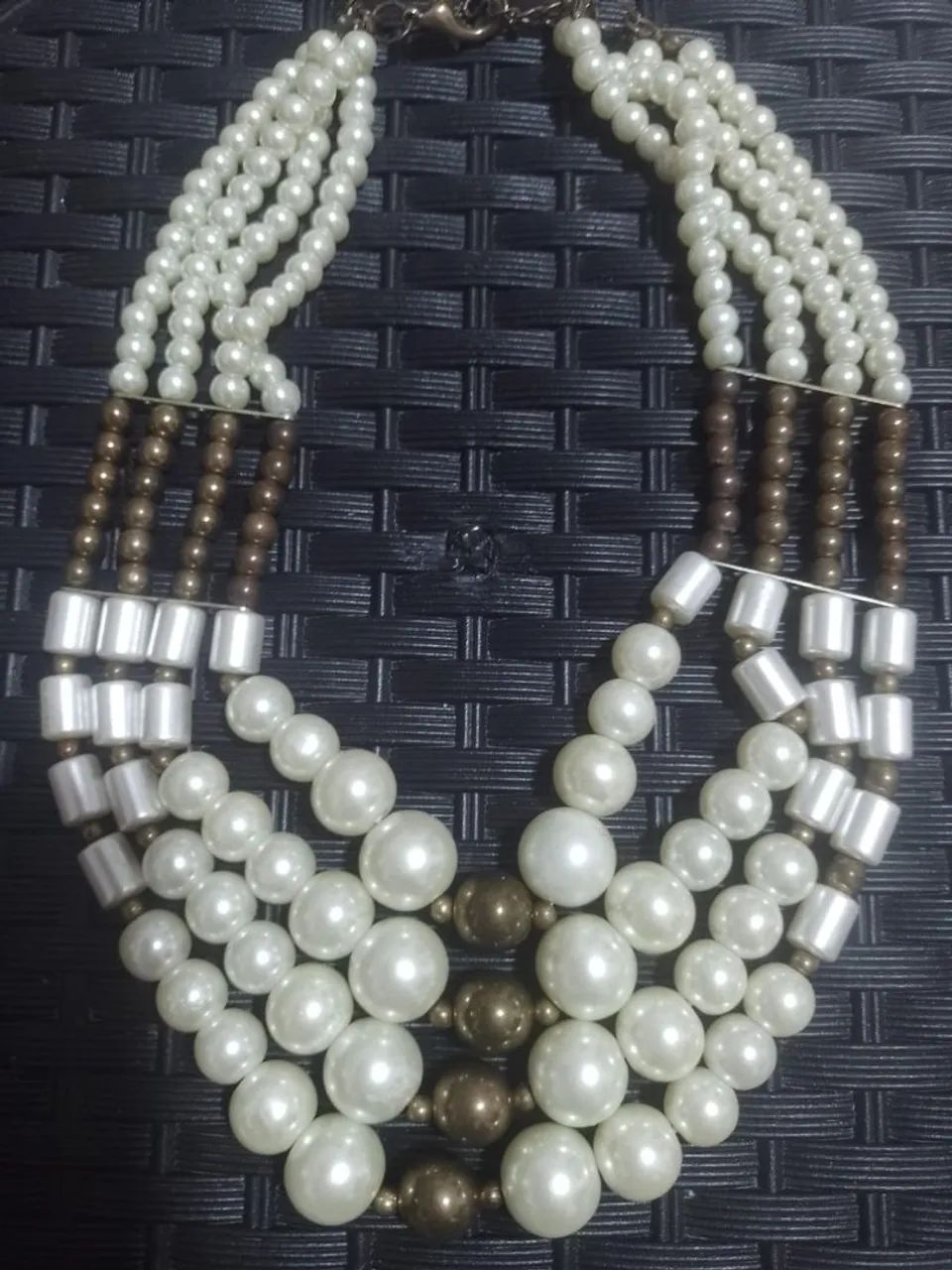 Colar de pérolas e dourado