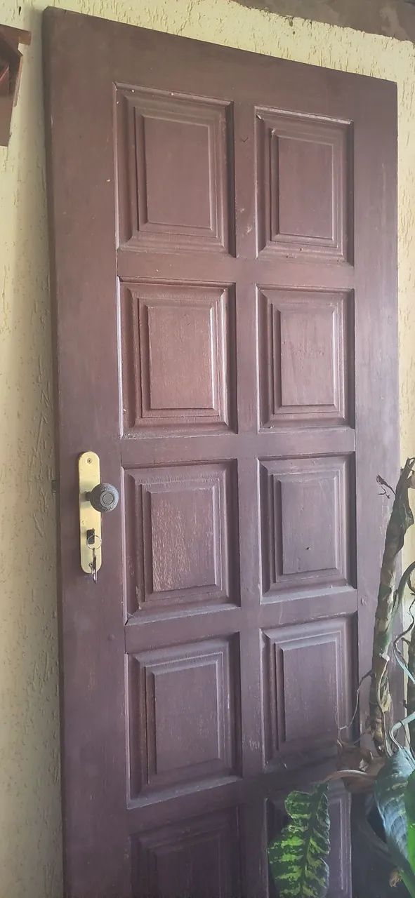 Porta em madeira Angelim disponível para Venda