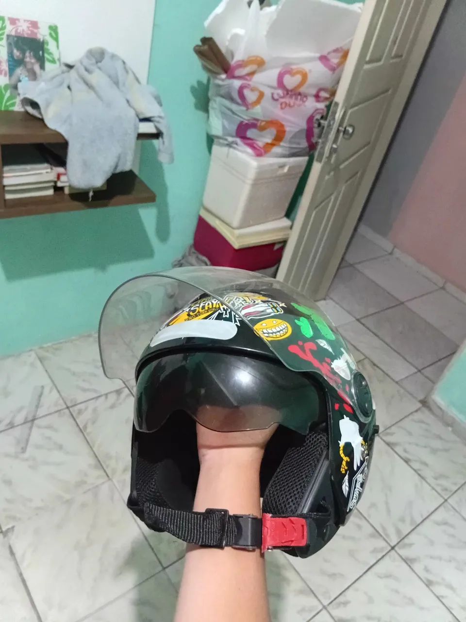 Capacete com óculos interno 