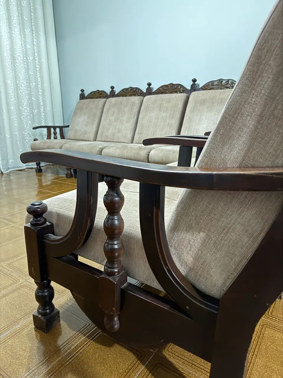 Conjunto de sofá e poltronas madeira maciça retrô  - Foto 3