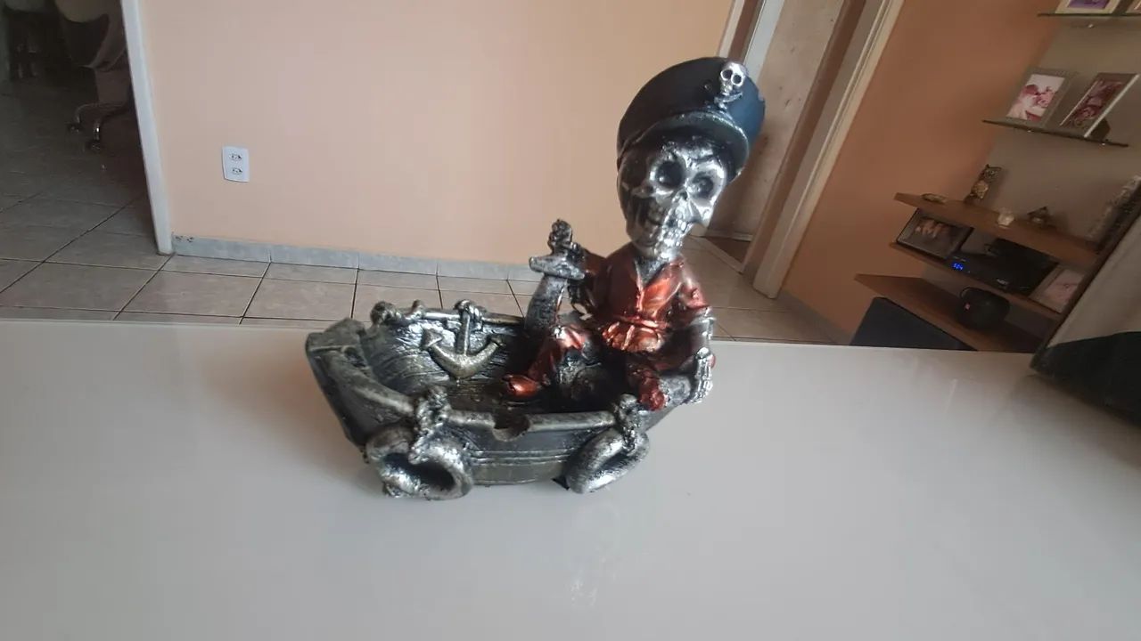 Miniatura de caveira pirata
