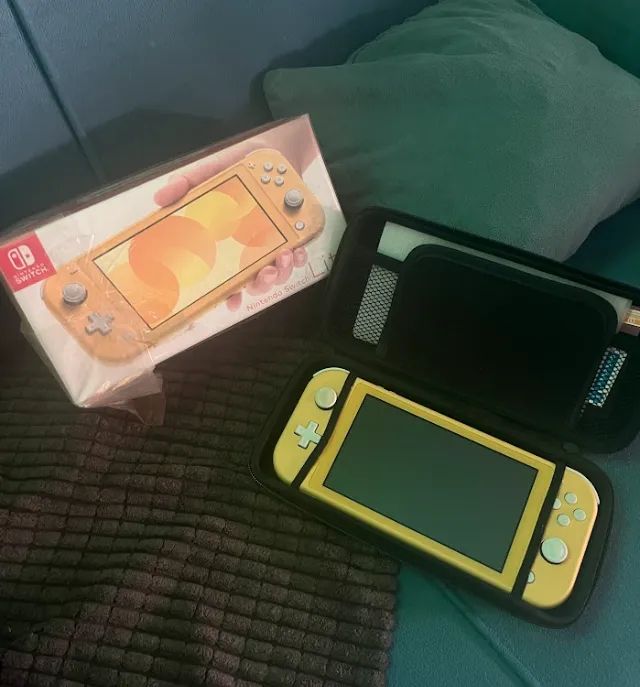 Nintendo Switch Lite Amarelo - Com Resident Evil 4 na memória