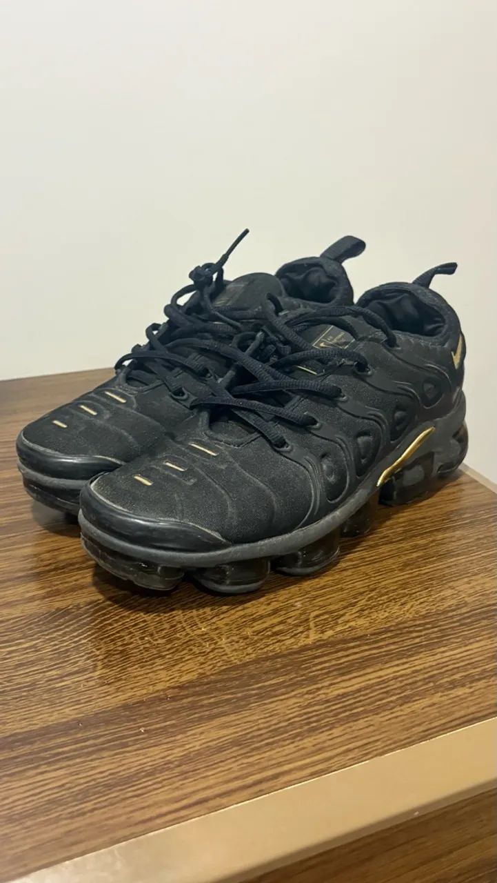Tênis Nike vapor Max plus Vm preto e dourado - Foto 2