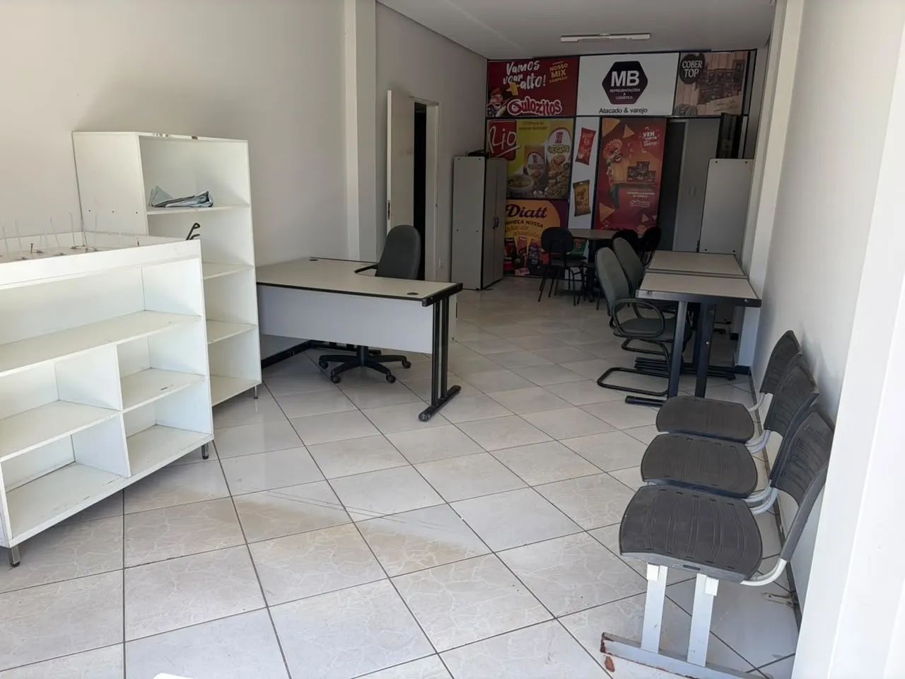 Aluga-se ponto comercial mobiliado em avenida no Centro 