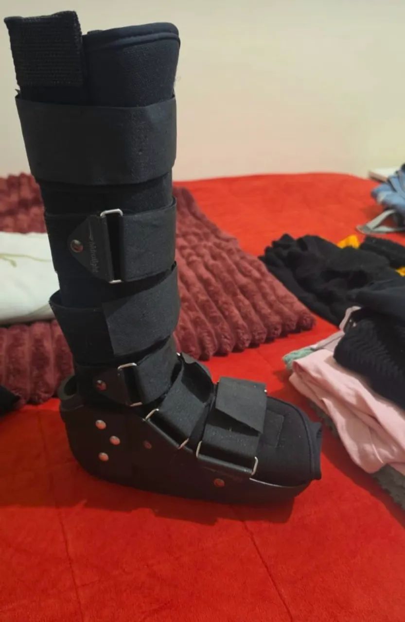 Bota ortopédica com muleta - Foto 4