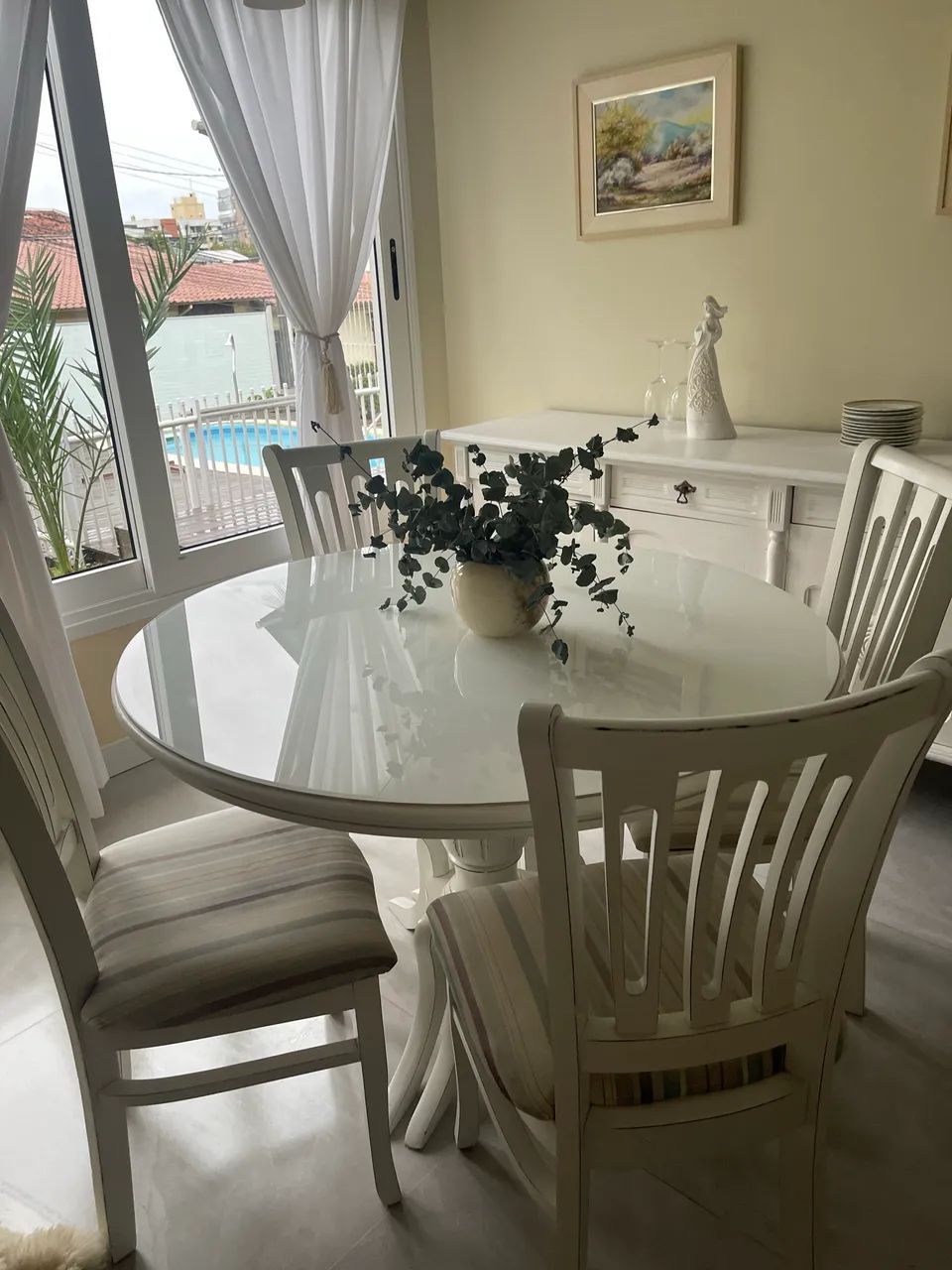 Mesa e cadeiras 