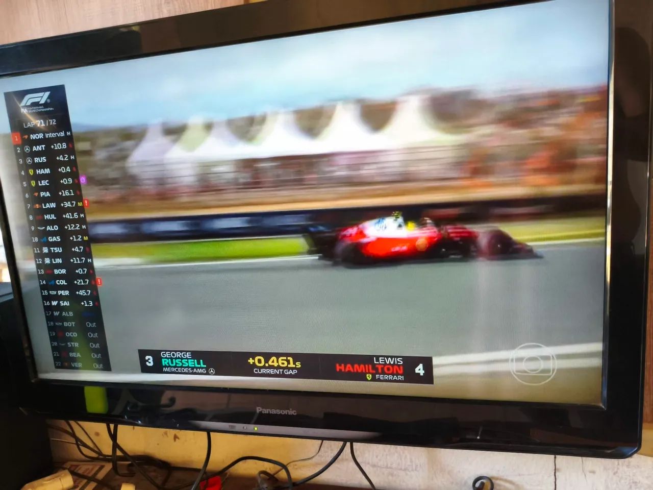 TV 32" Panasonic com controle remoto.