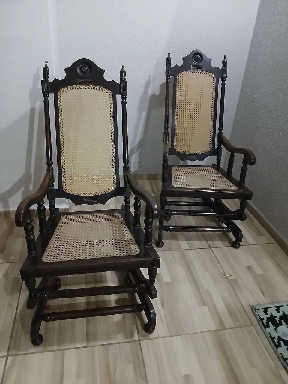 Cadeira de balanço antiga, são 2 cadeiras R$ 700,00 cada.