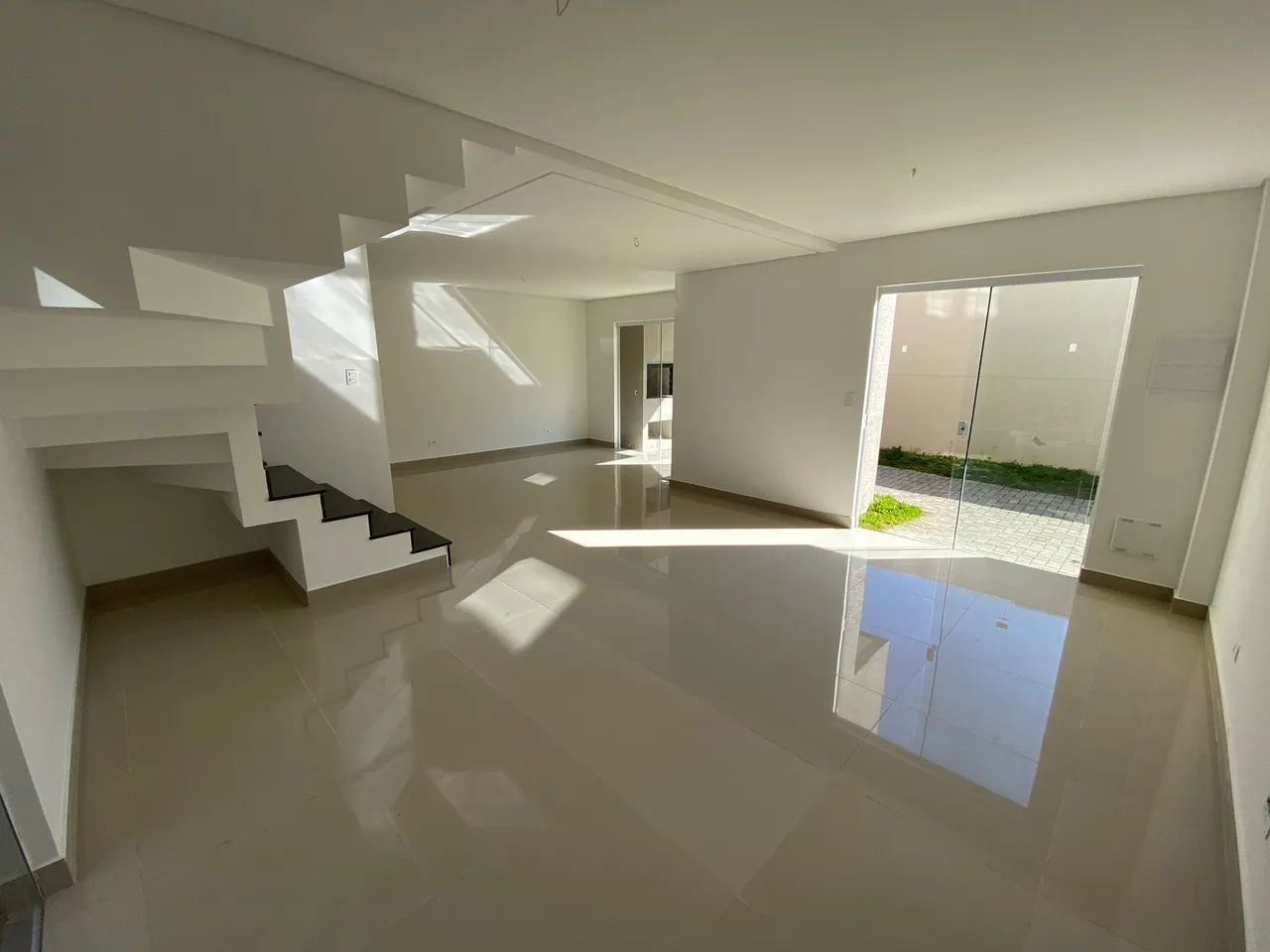 Excelente Sobrado triplex a Venda em condomínio fechado - Bairro Campo Comprido Curitiba P - Foto 4