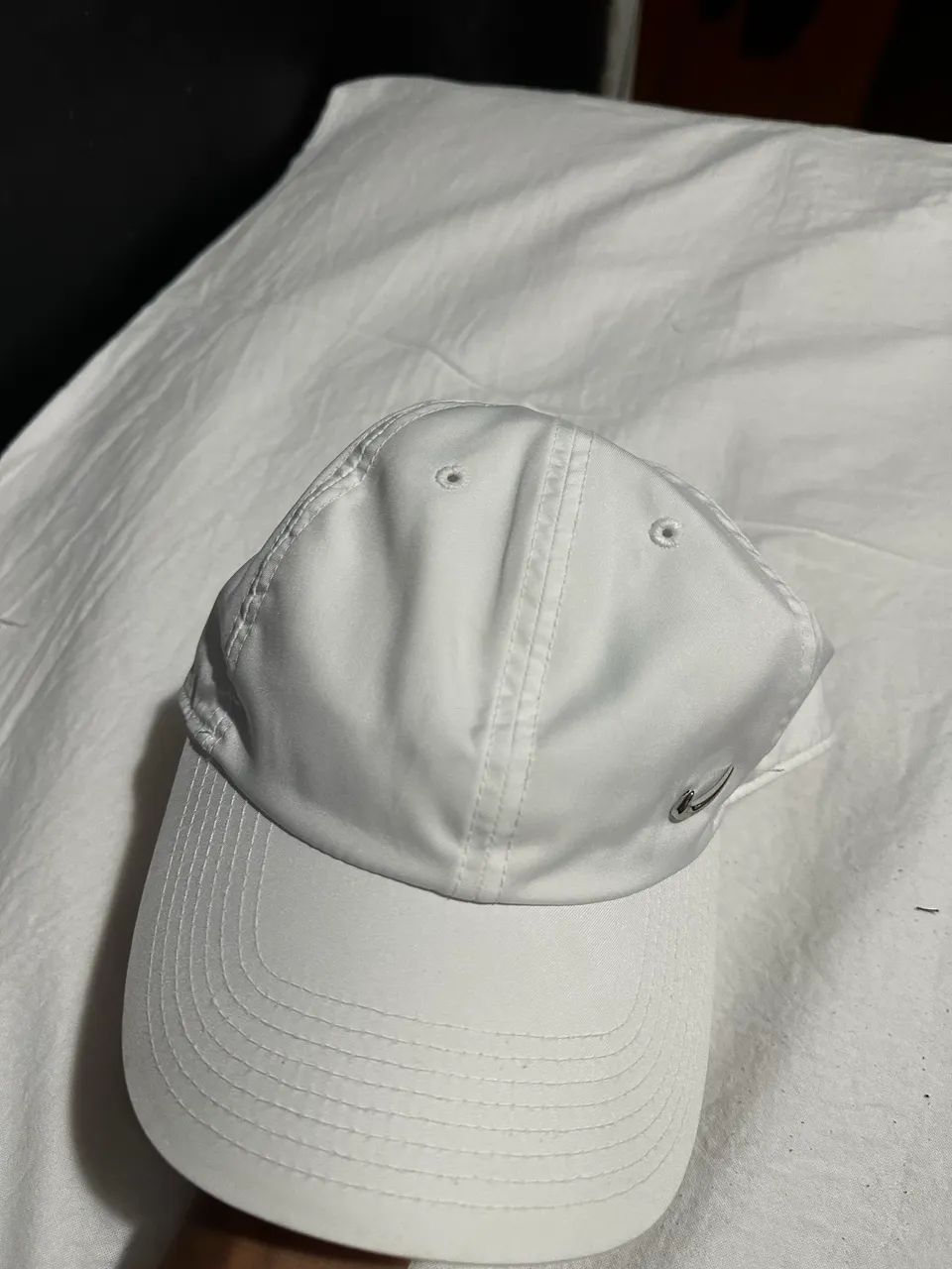 Boné nike branco logo metálico  - Foto 3