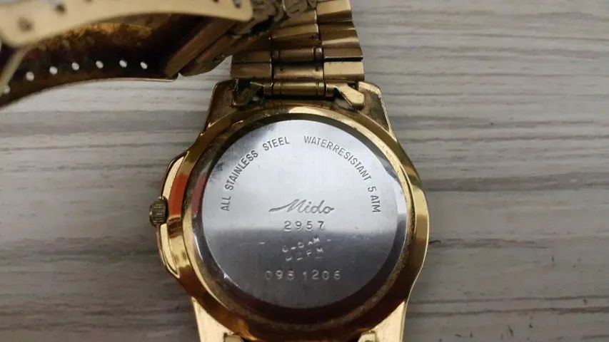 Relógio Mido quartz 50 meters dourado com pulseira original e numeração - Foto 3