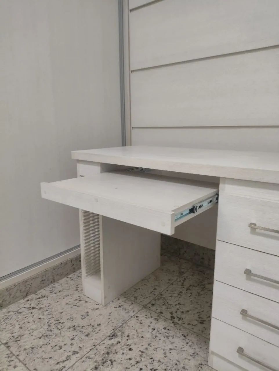 Escrivaninha Compacta com 4 Gavetas e Bandeja Retrátil - Excelente Estado - Foto 2