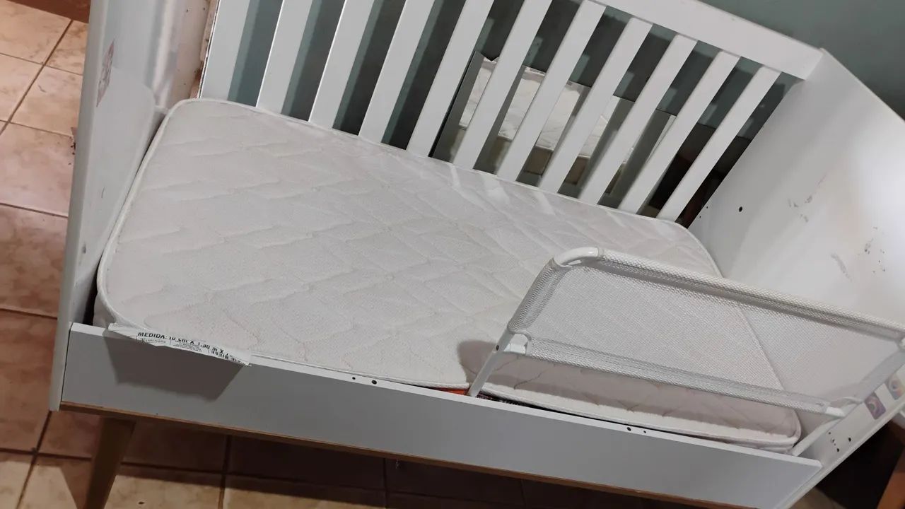 Vendo mini cama infantil com colchão e proteção lateral  - Foto 2