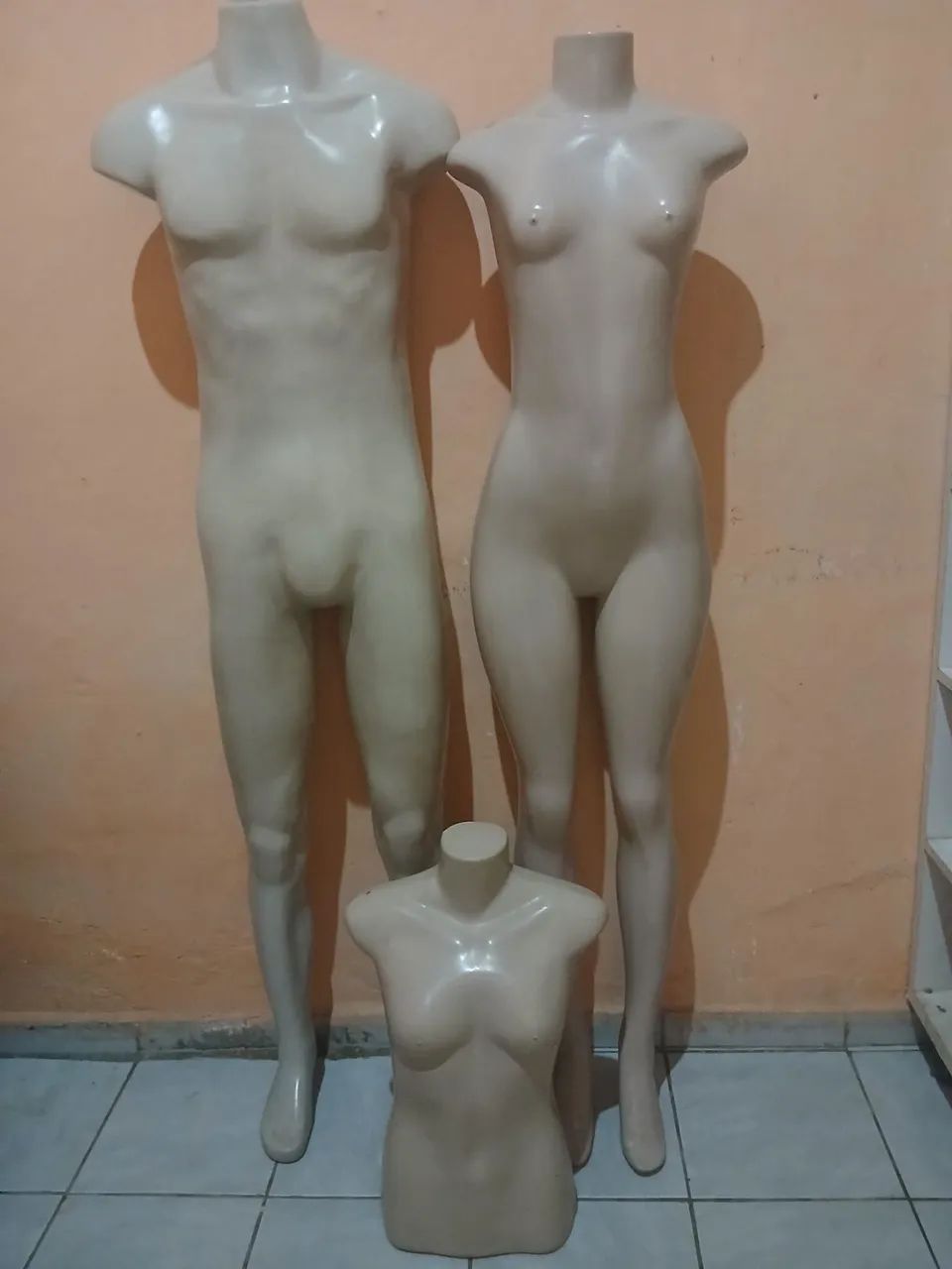 Vende-se araras, manequins bonecas, bonecos e colmeias.