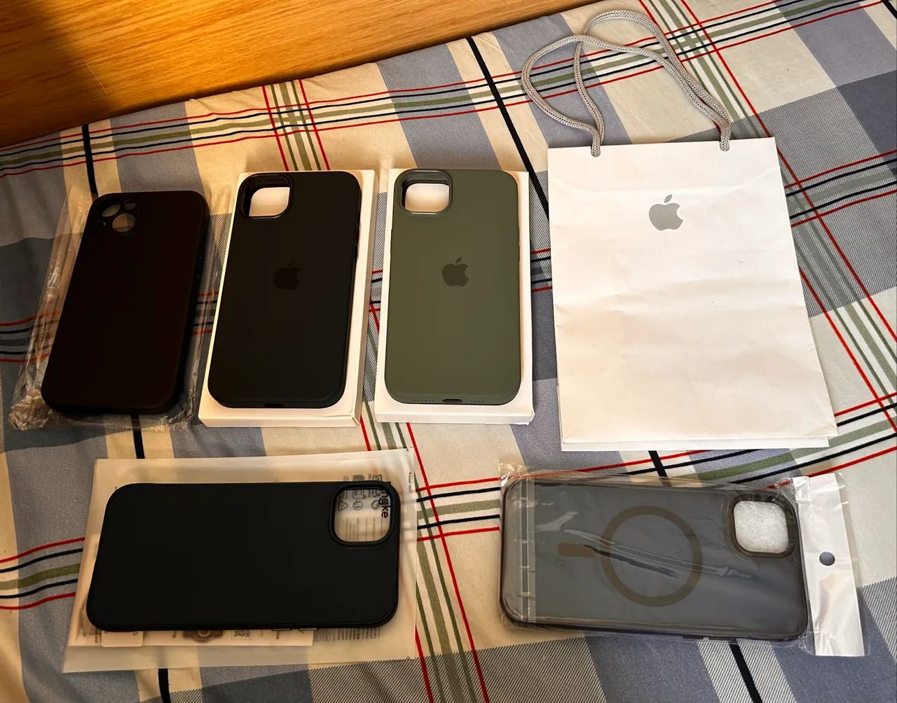 5 capas para iPhone 14 Plus = R$70,00