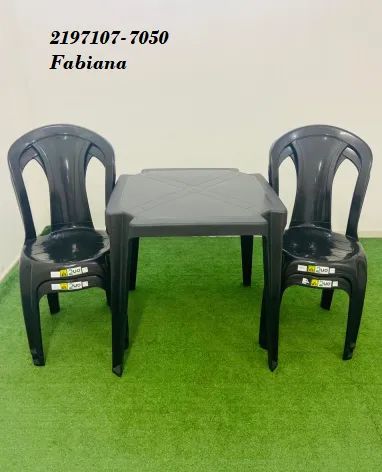 Mesa com cadeiras de plastico 