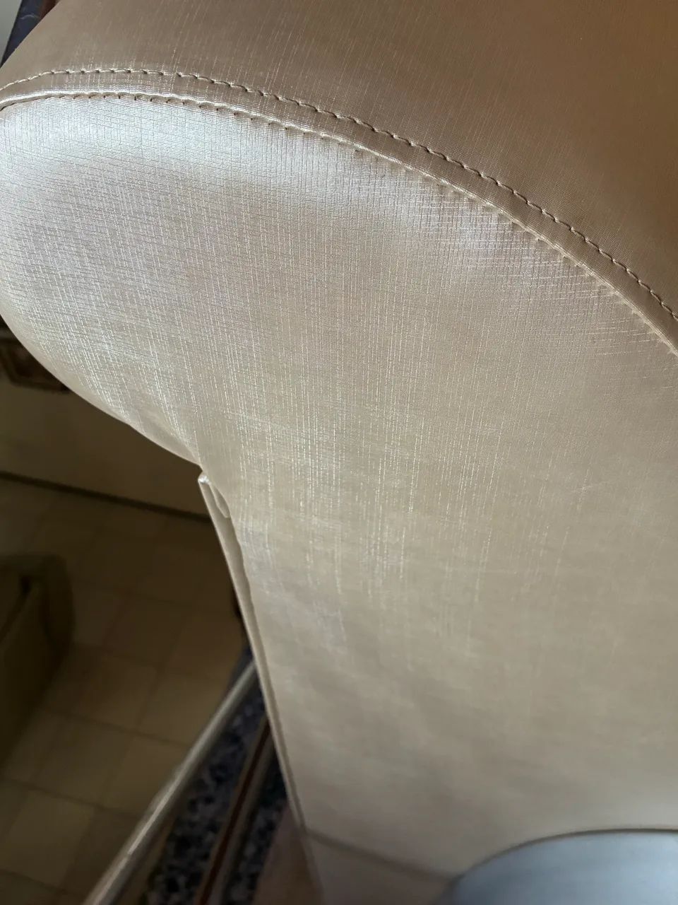 POLTRONA DE CORINO COM PÉS DE AÇO