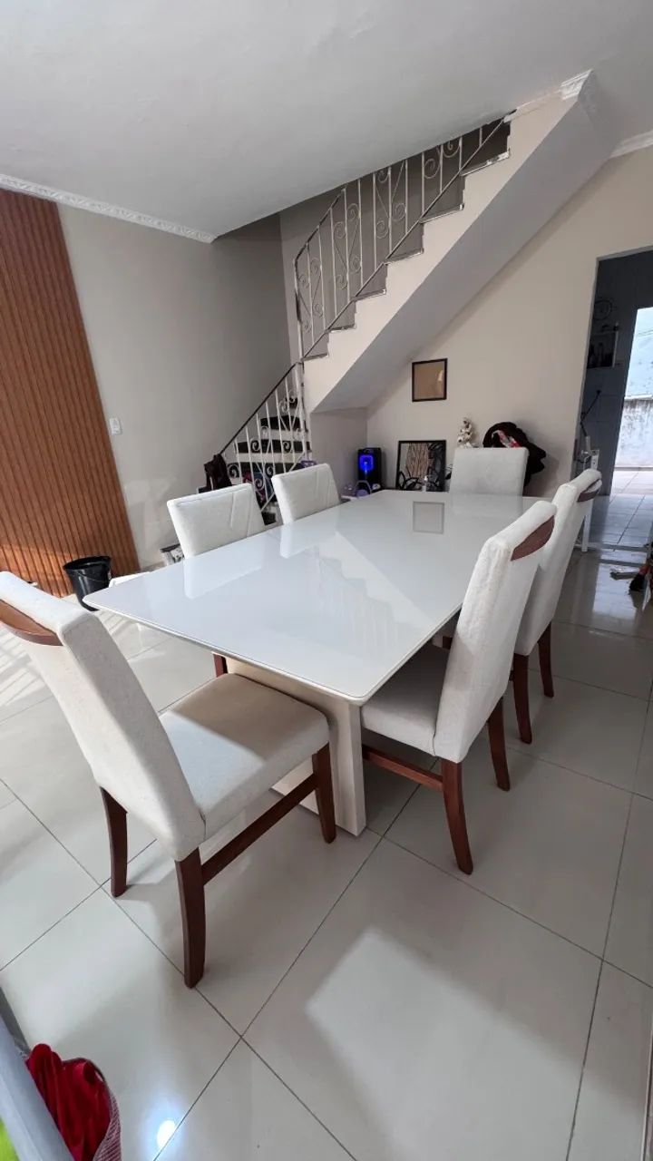Mesa de jantar retangular com 1.80m e 6 cadeiras 