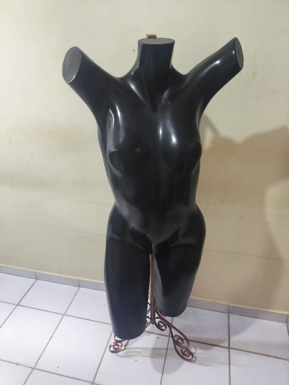 Manequim feminino com pedestal 