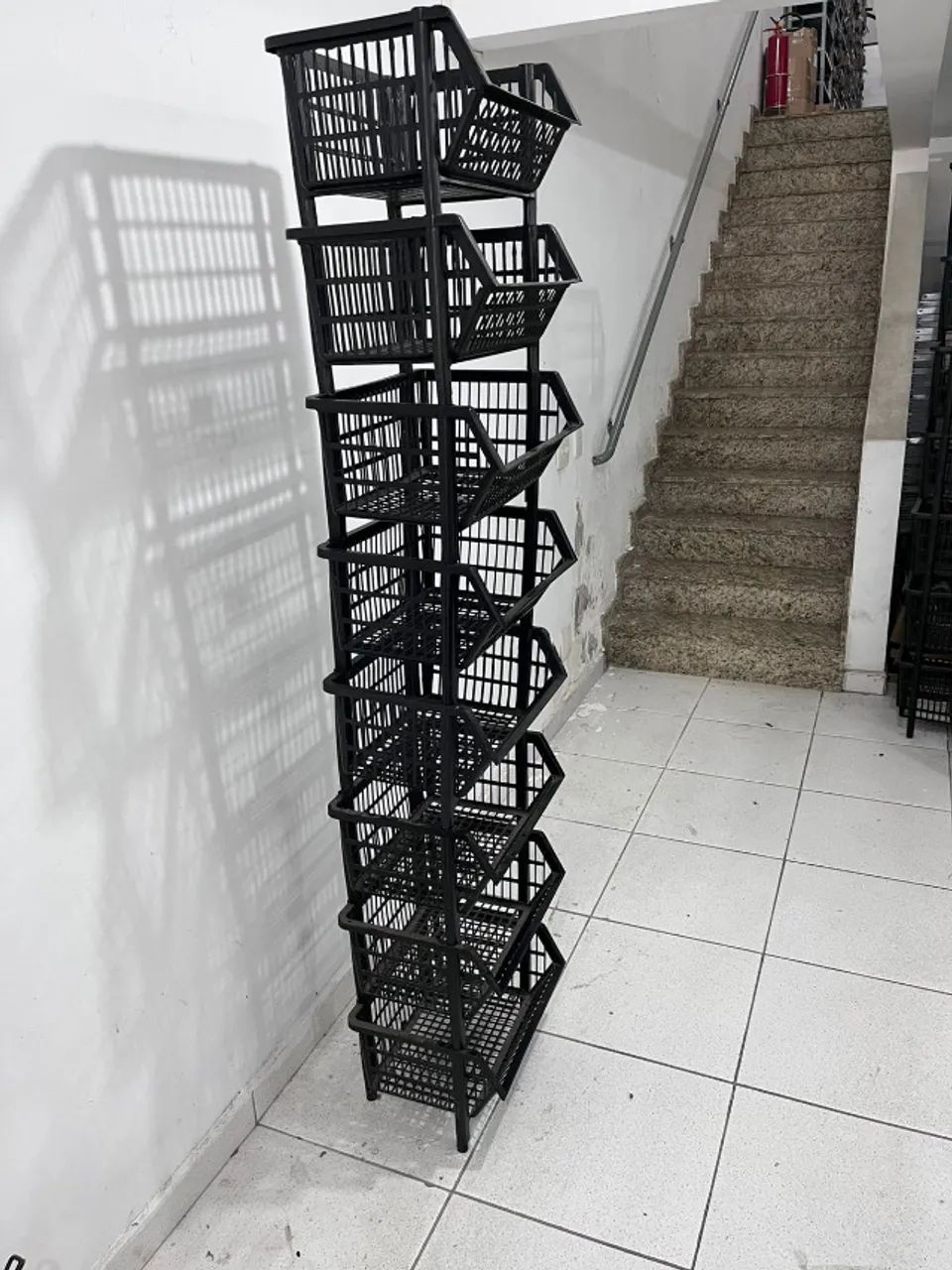 Kit 7 Cesto Expositor Plastico Médio Gondola Empilhavel - Foto 3