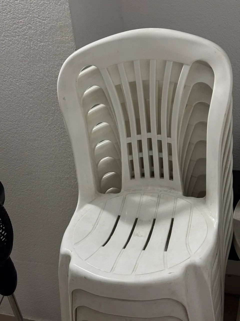 Cadeira de plástico branca  - Foto 2