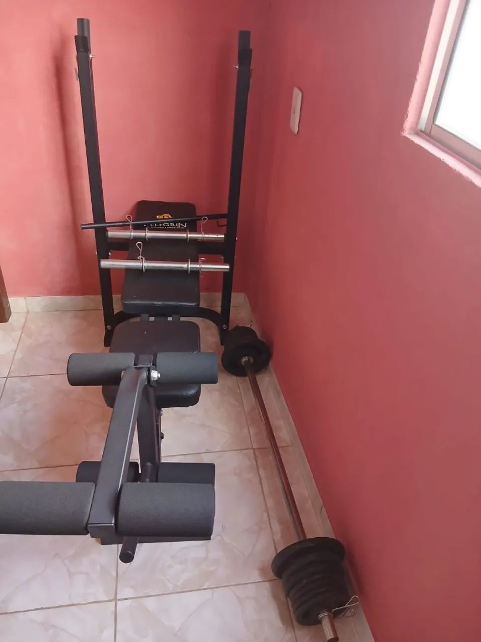 Messa  de supino mais as barras de ferro