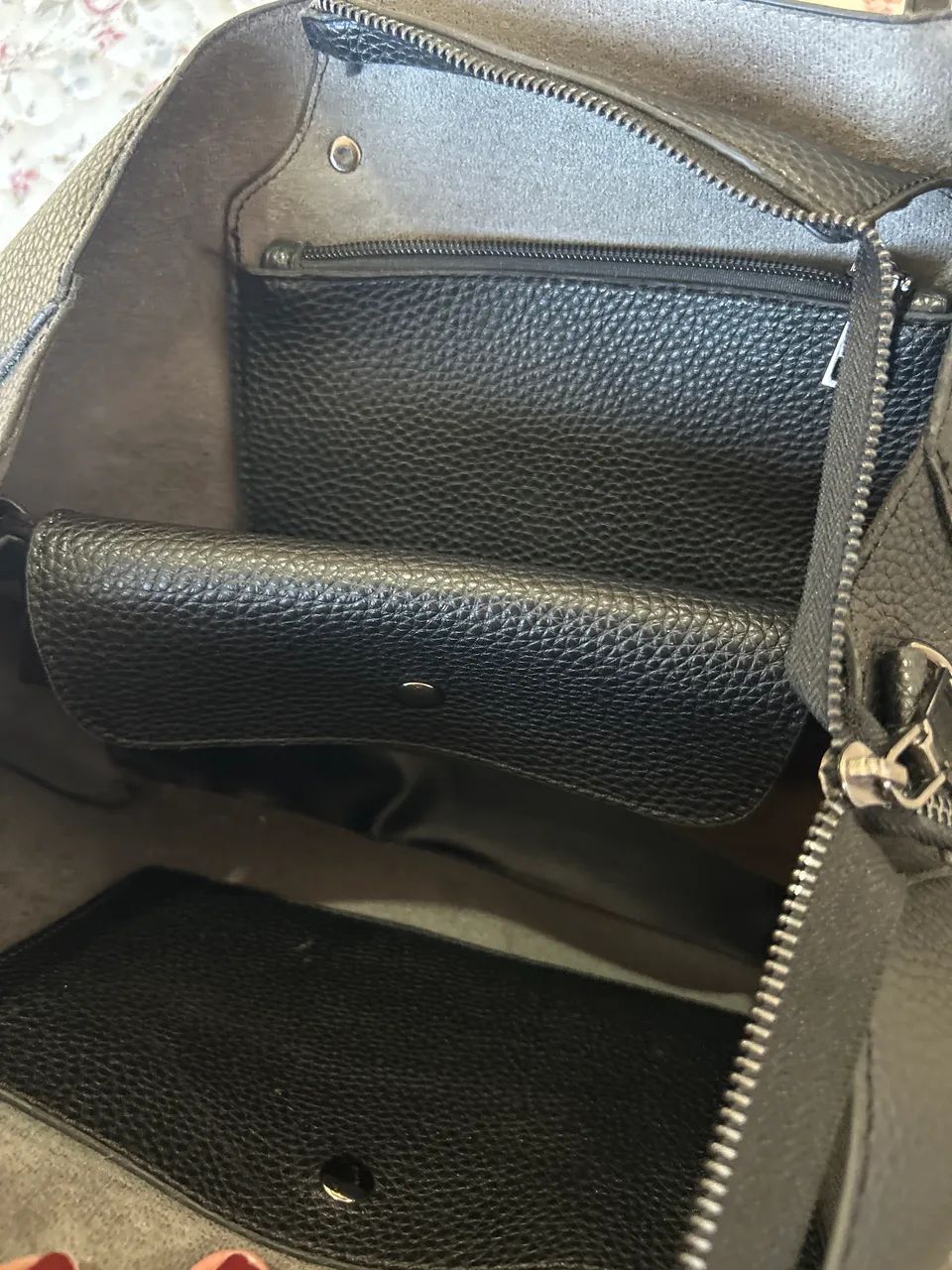 Bolsa preta couro preta com porta óculos interno  - Foto 3