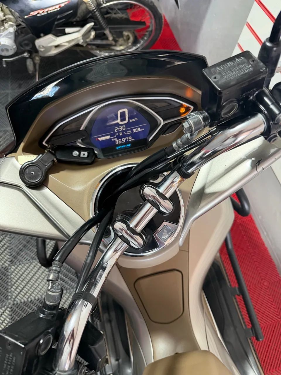 HONDA PCX 2022 DLX - SUPER NOVA  - Foto 4