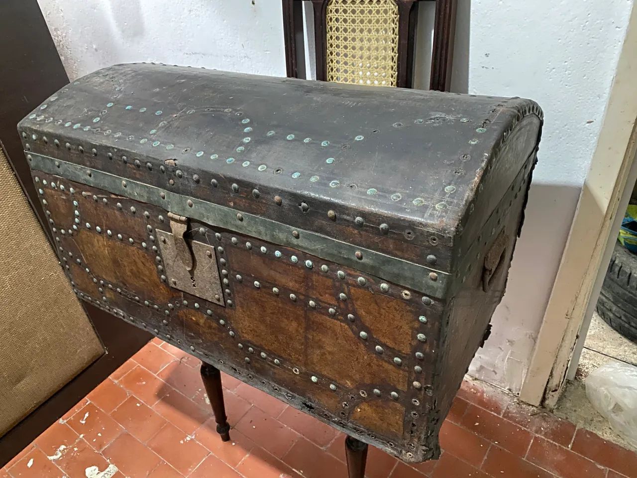 Bau antigo de madeira com couro.  - Foto 2