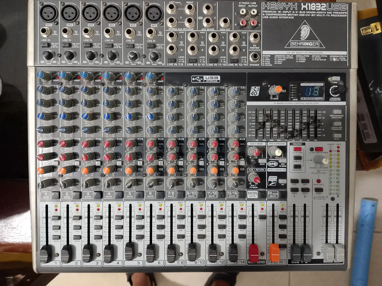 MESA BEHRINGER XENYX Q802USB - COMO NOVA - Instrumentos musicais